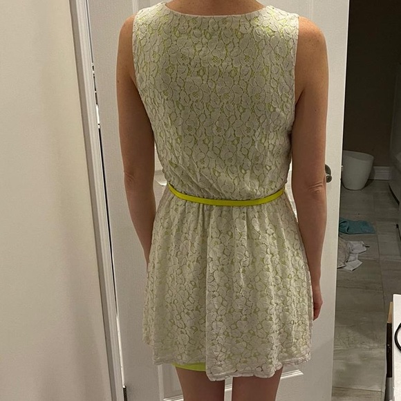 Sleeveless White & Yellow Dress - Picture 2 of 2